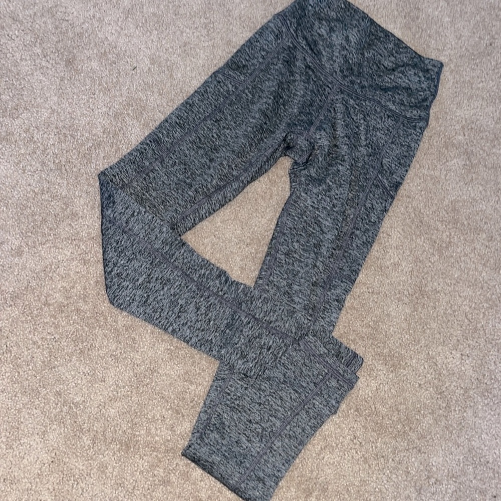 Women’s aerie gray leggings size XS. Side pockets. Great condition.